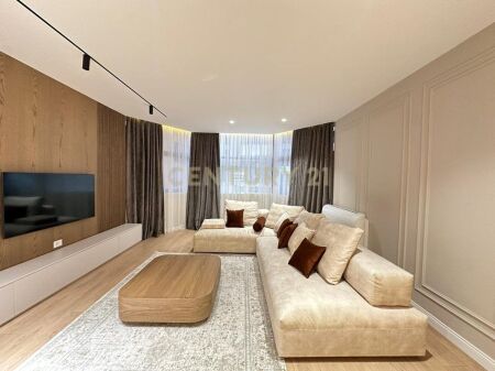 Jepet me qira apartament 3+1+2 tek Rruga e Kosovareve!