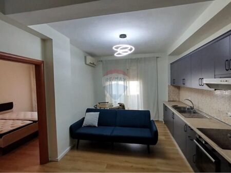 Appartamento 1+1 in affitto a Komuna e Parisit