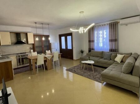 🏡 APPARTAMENTO 2+1 IN AFFITTO – Piazza Skënderbej, vicino alla Galleria