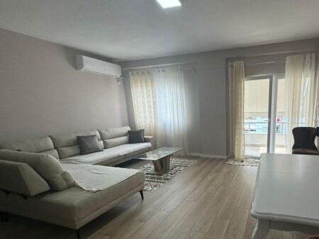 Shtëpi 2+1 Me Qira tek Fresku, Tiranë