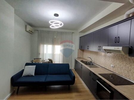 Appartamento 1+1 in affitto a Komuna e Parisit