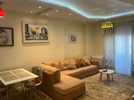 Shitet, Apartament 1+1 , Komuna e Parisit ,Tiranë.