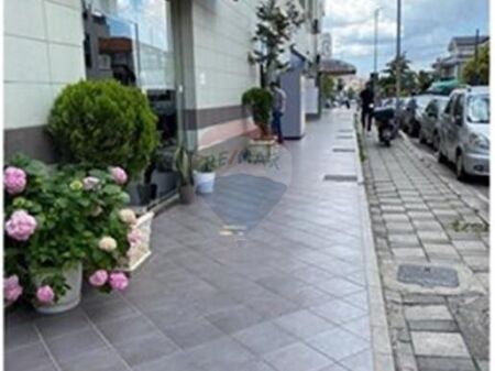 Commercial unit for rent in the Municipality of Paris