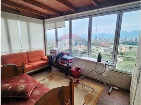 Shitet Apartament 3+1 në Rrugën Peti, pranë Liqenit të Thatë.