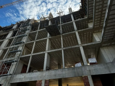 🏠 Shitet Apartament 2+1 – Qendër Kamëz