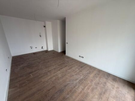 Jepet me qira ambient për zyra Golden Tower Residence Mine Peza