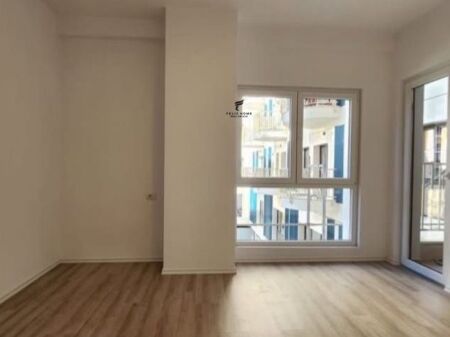 ZYRE ME QERA 100 M2 ZOGU ZI 100.000 LEKE