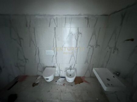 APARTAMENT 1+1 PER SHITJE TE PORTA TIRANA E RE !