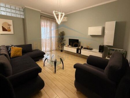 Shitet, Apartament 2+1, Pazari i Ri, Tiranë.