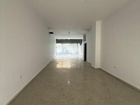 Jepet me qera ambient komercial buzë rruge tek Selvia.