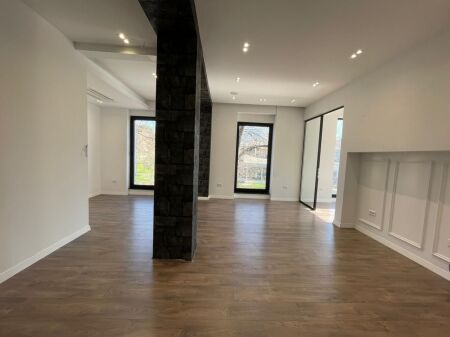 Ambient biznesi per qira tek Shallvaret prane Taivanit.