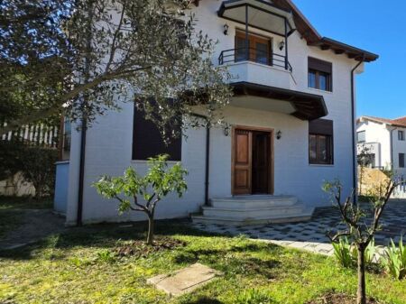 🏡 Villa with yard for rent