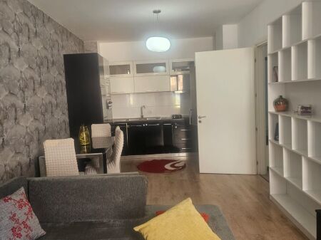 Affittasi 2+1 vicino ai palazzi Cabej, yzberisht 40.000Leke