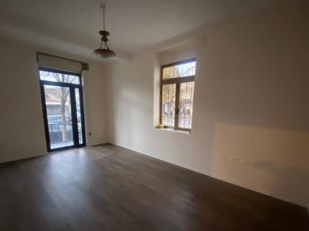 ZYRE ME QERA 73 M2 RRUGA E DIBRES 1.200 EURO