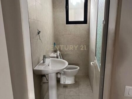 AMBIENT BIZNESI ME QERA TEK LAGJIA NR 6 NE DURRES