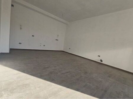 Shitet apartament 2+1 tek Square 21.