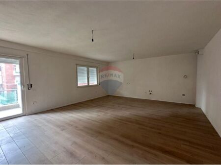 Jepet me qira apartament 2+1 ne kompleksin Green City, prane Unazes se Re.