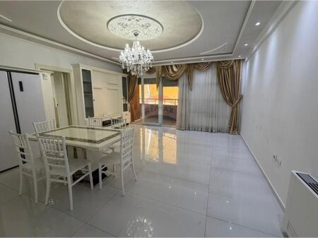 Ofrohet per shitje apartament 2+1+2 ne zonen e Xhamllikut.