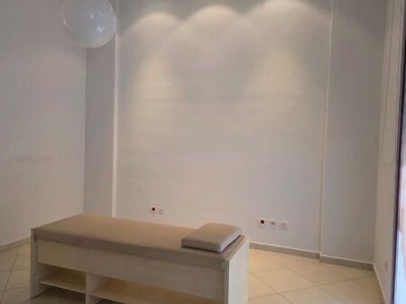 Shitet njesi komerciale buze rruge, Rruga e Dibres