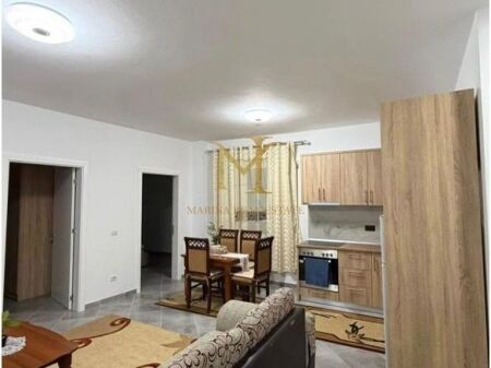 Apartament 2+1 me qera ne qender te spitalles !!