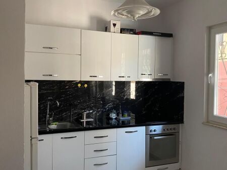 JEPET ME QERA APARTAMENT 2+1 pranë Farmacia 10, te Rruga e Dibrës.