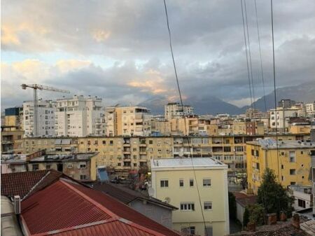 Shitet, Apartment 2+1, Rruga e Kavajës, Tiranë.