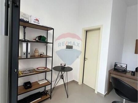 Negozio in affitto in Via Barricade, Tirana