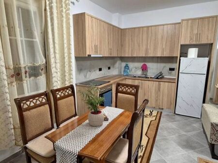 apartament 2+1 , 300 mi lek ne muaj afer shkolles neim babameto ne qender spitalle