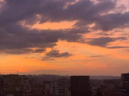 Appartamento 1+ 1 in affitto Pazari Ri 8° piano con vista libera sud ovest! Investito Completamente arredato Vicino al liceo Partizani 600 euro affitto mensile