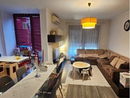 Prane Liqenit artificial i Tiranes- Apartament Modern 2+1+2 me Qira