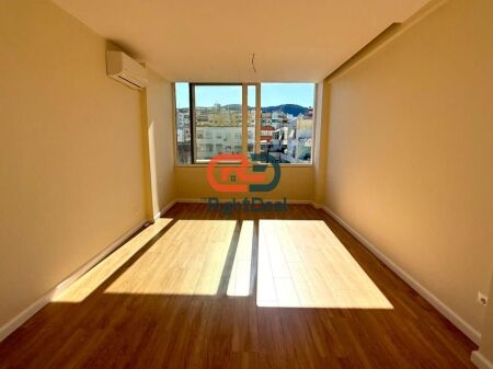 Tek Komuna E Parisit, Prane Cristal Center Shitet Apartament 1+1 Ideal Per Investim !