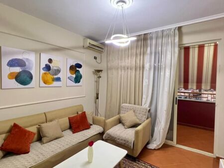 Me Qera : 2+1 📍Sheshi Wilson (Petro Nini) - 800€ - S.75m² - Kt.7|| Pallati Buze Rruge Kryesore⚡