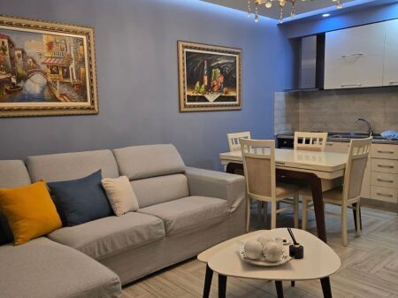 1+1,i mobiluar te ish restorant durresi,650 euro me parkim