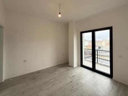 🏢 APARTAMENT ME QIRA PËR ZYRA – QENDËR, TIRANË