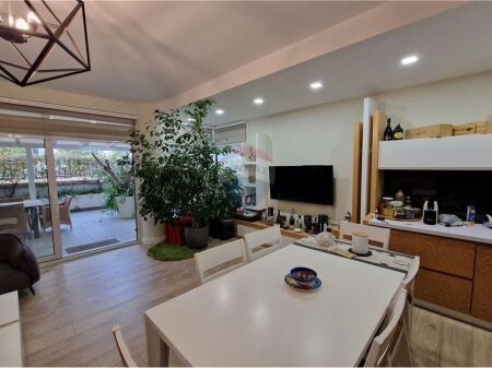 🏡✨ Apartament Luksoz për Shitje – Lungo Mare, Vlorë ✨🌊