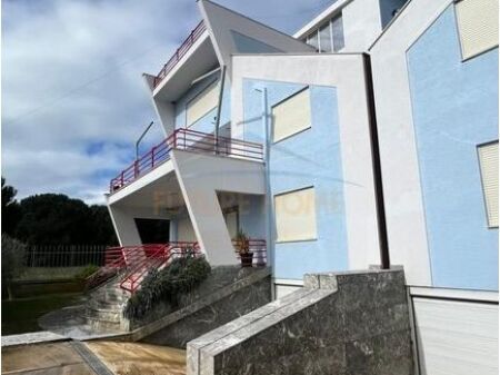 Shitet, Hotel, Gjiri Lalzit