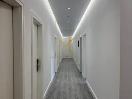 Mini Hotel 3-Katësh me 16 Dhoma + Bar-Kafe, pranë rrethrrotullimit në Plepa – 2,000 €/Muaj