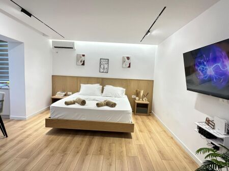 Studio me qera tek Mine Peza