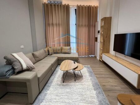 Qera, Loft, Unaza e re, Tiranë