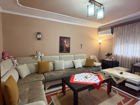 🏠Vendesi in vendita Appartamento 2+1 📍Via Irfan Tomini, vicino Hotel Diplomat 🏢4° piano, senza ascensore 📐Sup. 73m2  💶 Prezzo: 128.000€