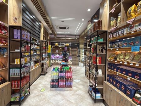 SHITET INVENTAR I PLOTE DYQANI,FRIGORIFERE DHE MOBILJE.