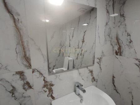 AMBIENT KOMERCIAL PRANE SHKOLLES SAMI FRASHERI ME QERA