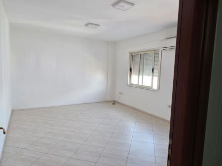 2+1, per abitazione o ufficio, complesso gener 2, stazione ferroviaria, 600 euro