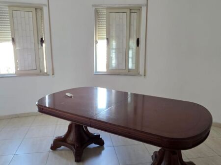 Jepet me qera 2+2 pjeserisht mobiluar te Treni 600 eu