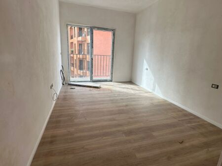 Shitet apartamenti i tipologjise 1+1+ballkone