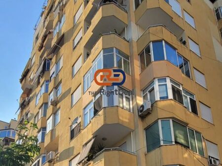 Alla Comune di Parigi, Spazio Commerciale in Vendita, Lungo la Strada!!