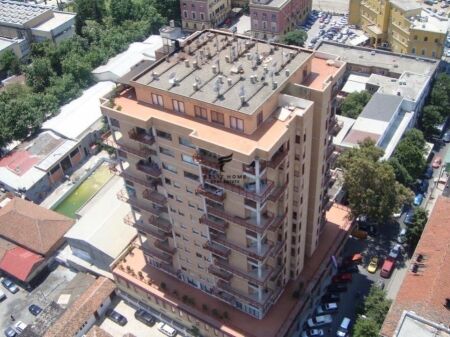 SHOP FOR SALE 28 M2 CENTER 157,000 EURO