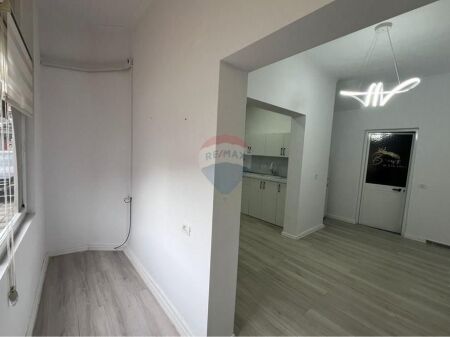 Jepet ambient me qira te Shkolla At Zef Pëllumbi !