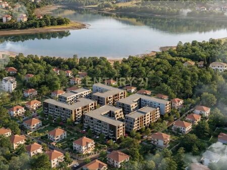 LAGO DI PASKUQANI, VENDIAMO APPARTAMENTO 2+1 CON VERANDA