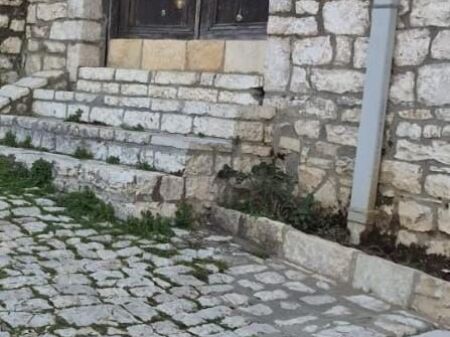 SHITET/QERA SHTËPI NË "KALA", BERAT